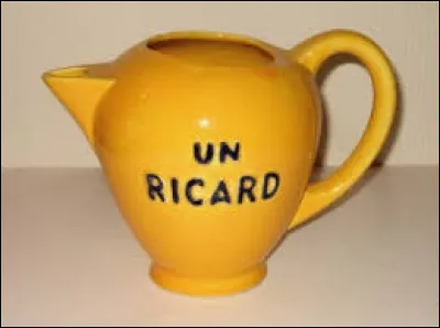 La boisson dont le nom est écrit sur ce pichet contient-elle de l'alcool ?