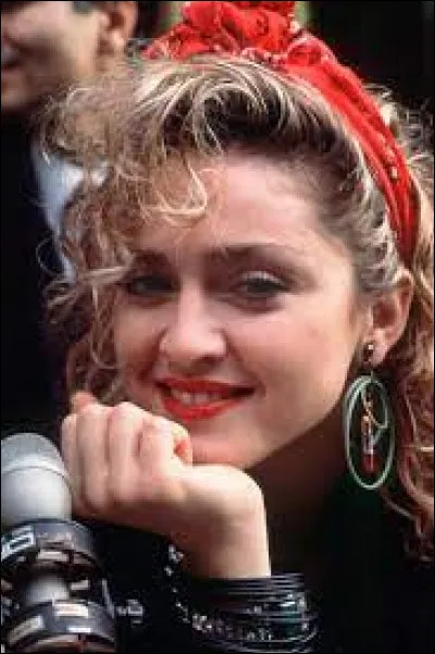 Pour quel film Madonna a-t-elle chanté "Into the Groove" ?