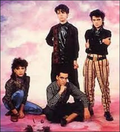 Comment se nomme l'album studio du groupe Indochine sorti cette année-là ?