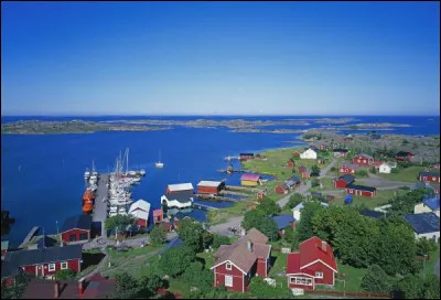 Quel pays est surnommé "Le Pays des Mille Lacs" ?