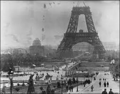 Qui vient jouer les troubles fêtes, obligeant le rapatriement d'Armand à Paris ?