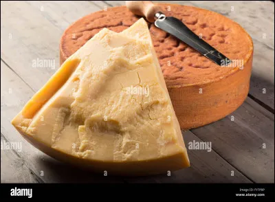 Quel est le nom de ce fromage suisse corsé à pâte dure, qui se déguste en bouchées, en rebibes ou râpé ?