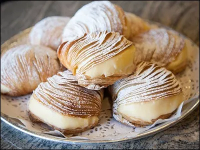 Quelle est cette pâtisserie italienne, typique de la Campanie, fourrée de ricotta, parfumée à la vanille ou à la cannelle, et d'écorces d'orange ?