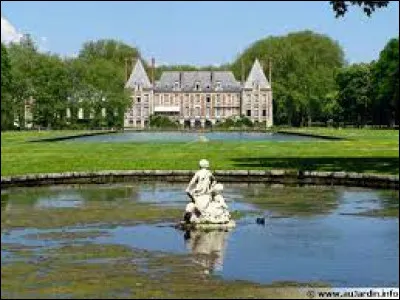 Je vous propose de partir en Île-de-France, à la découverte du château de Courances. Commune de l'arrondissement d'Évry, dans le Gâtinais, elle se situe ...