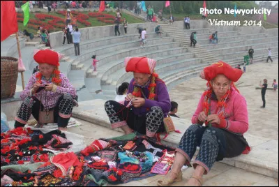 Quelle est cette ethnie, neuvième population du Vietnam qui préserve sa particularité par ses tenues traditionnelles ?