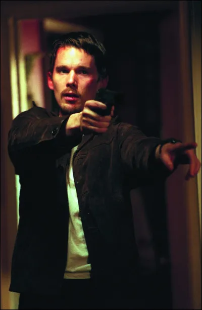 Dans quel film Ethan Hawke est-il un jeune policier idéaliste ?