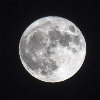 Quelle phase de la Lune correspond au moment où elle se trouve entre la Terre et le Soleil ?