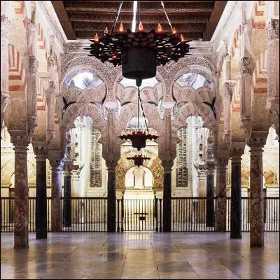 Quelle cathédrale espagnole est une ancienne mosquée et un monument majeur de l’art des Omeyyades ?