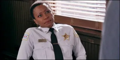 Comment s'appelle la commandante du district ?