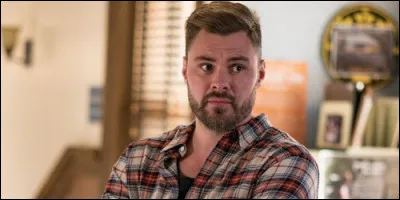 Adam Ruzek a été fiancé quatre fois avant de sortir avec Kim.