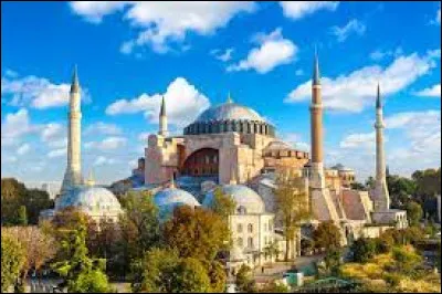 C'était la capitale de lEmpire ottoman de 1453 à la de celui-ci en 1920, puis la capitale de République de Turquie, avant que celle-ci ne soit transférée à Ankara en 1923 :