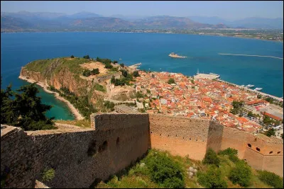 Elle a été, avant l'installation du gouvernement à Athènes, la première capitale de la Grèce indépendante, de 1829 à 1834 :