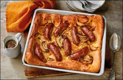 Quel est ce plat anglais, littéralement ''le crapaud dans le trou'', composé de saucisses cuites au four dans une pâte qui ressemble au Yorkshire pudding ?