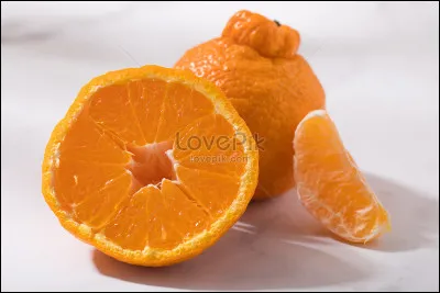 Quel est cet agrume issu d'un croisement entre l'orange, la tangerine et un pomelo ou un pamplemousse, originaire de la Jamaïque, qui se pèle facilement ?