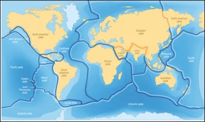 Quel est le nom des plaques qui découpent la surface de la Terre ?