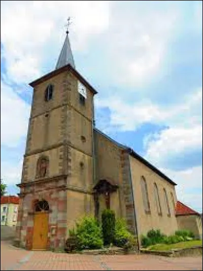 Nous sommes dans le Grand-Est, &agrave; Haut-Clocher, au pied de l'&eacute;glise Saint-S&eacute;verin. Village du Pays de Sarrebourg, il se situe dans le d&eacute;partement ...