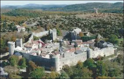 Le village fortifié de la Couvertoirade se trouve dans le sud du département :