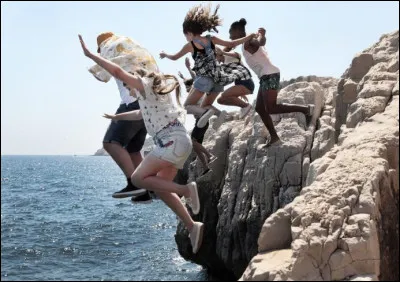 Est-ce que toute la famille a sauté de la falaise ?