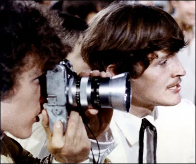 Il est le journaliste-photographe, témoin des évènements, dans ...