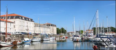 Quelle commune française a pour code postal 17300 ?