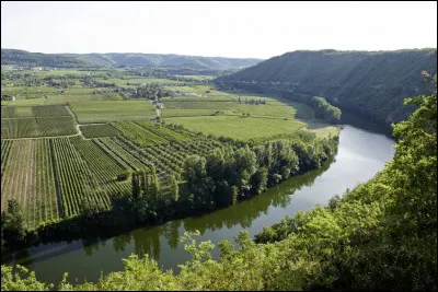 La majeure partie du département est formée de plateaux calcaires ; le point culminant, à 776 mètres, est situé sur la frange occidentale du Massif central :