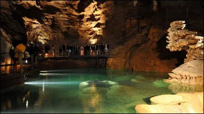 On peut y visiter le gouffre de Padirac :