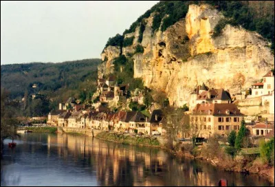 Le site des Eyzies se trouve dans le département :