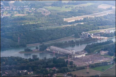 Quelle est cette commune du Haut-Rhin, connue pour sa centrale hydro&eacute;lectrique au fil de l'eau sur le Rhin en activit&eacute; depuis 1932 ?
