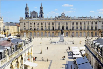 Quelle est celle commune, chez-lieu de Meurthe-et-Moselle, ancienne capitale du duch&eacute; de Lorraine, c&eacute;l&egrave;bre pour sa place Stanislas (1751) ses macarons et ses bergamotes ?