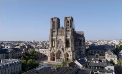Quelle est cette commune de la Marne surnomm&eacute;e "la Cit&eacute; des Sacres", c&eacute;l&egrave;bre pour ses biscuits roses, ses Maisons et ses caves de Champagne ?