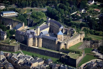 Quelle est cette commune fortifi&eacute;e du d&eacute;partement des Ardennes qui poss&egrave;de le plus grand ch&acirc;teau fort d'Europe ?