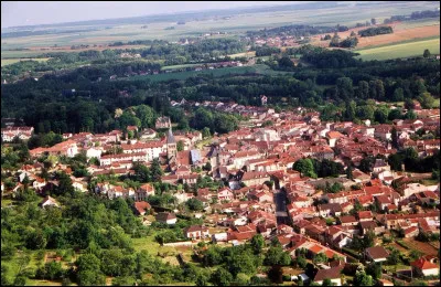 Quelle est celle commune de Haute-Marne connue pour &ecirc;tre le lieu du massacre de 1562 qui marque le d&eacute;but des guerres de Religions en France ?