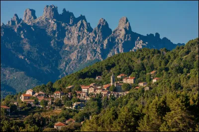 Quelle est cette commune de Corse du Sud, un village montagnard au pied des aiguilles de Bavella ?