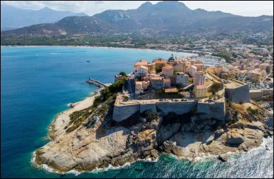 Quelle est cette commune de Haute-Corse b&acirc;tie dans le golfe du m&ecirc;me nom en mer M&eacute;diterran&eacute;e ?