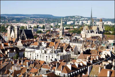 Quelle est cette commune, chef-lieu de la C&ocirc;te-d'Or, c&eacute;l&egrave;bre pour sa moutarde et sa cr&egrave;me de cassis ?