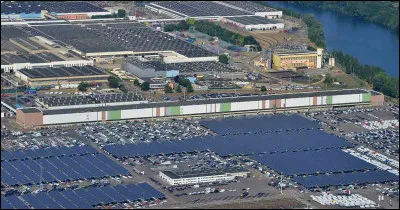 Quelle est cette commune des Yvelines, c&eacute;l&egrave;bre pour son usine Renault inaugur&eacute;e en 1952 qui produit la Renault Zo&eacute; et la Nissan Micra ?