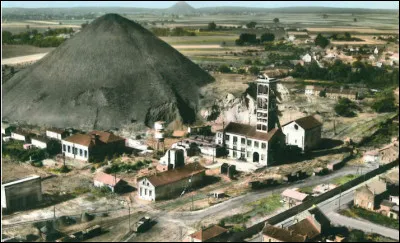 Quelle est celle commune du d&eacute;partement du Nord, c&eacute;l&egrave;bre pour sa fosse &agrave; charbon exploit&eacute;e de 1866 &agrave; 1936 ?