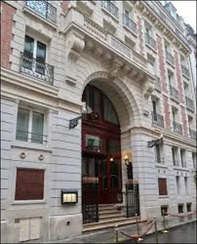 À l'origine, cet immeuble parisien abrite les bains Guerbois, des thermes, créés en 1885 par François Auguste Guerbois. Que devient-il en 1978 sous le nom "Les Bains Douches" ?