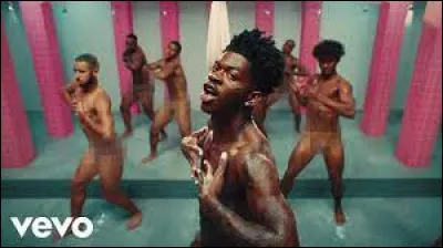 Quel rappeur américain danse nu sous la douche dans le clip vidéo de sa chanson "Industry Baby" ?
