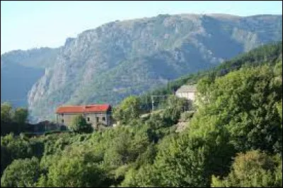 Le département possède un arrière-pays montagneux, culminant à 1152 mètres à l'Espinouse :