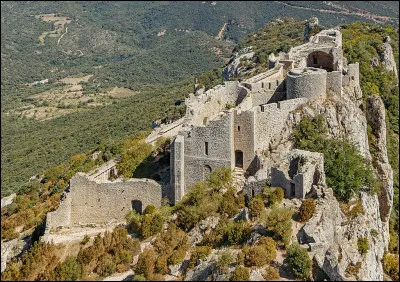On peut y visiter les châteaux cathares de Peyrepertuse, Puilaurens et Quéribus :