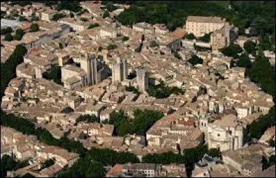 On peut y visiter la petite ville d'Uzès :