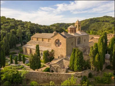 On peut y visiter l'abbaye de Fontfroide :