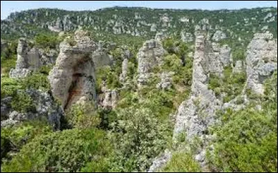 Le cirque rocheux de Mourèze se trouve dans le département :