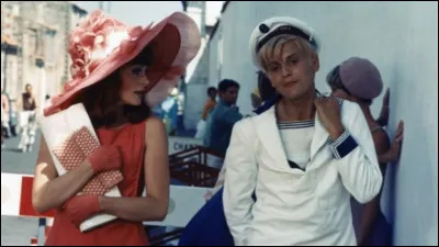 Je joue dans "Les Demoiselles de Rochefort" et dans "Le Crabe-tambour".
Je suis...