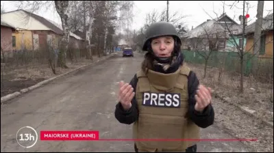 Comment s'appelle cette journaliste et correspondante de guerre française, qui couvre la guerre en Ukraine avec sa consur Agnès Vahramian ?
