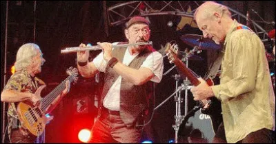 Quel est ce groupe anglais des années 60 au blues rock progressif marqué par son leader flûtiste virtuose ?