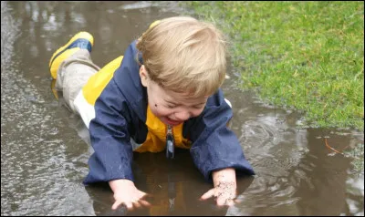 Un enfant tombe sur le sol devant toi, que fais-tu ?