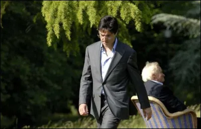 Peu avant l'élection présidentielle, Michel Dedieu (Yvan Attal) a remplacé le candidat de son parti, contraint de se retirer à cause d'un cancer fulgurant. Au lendemain du premier tour, il ne lui reste que peu de temps pour préparer le débat télévisé qui l'opposera à son adversaire. Qui a réalisé "Le Candidat" ?