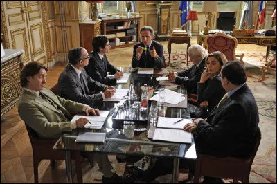 Dans "Quai d'Orsay", Arthur Vlaminck (Raphaël Personnaz) , fraîchement diplômé, est appelé à travailler au service du ministre des Affaires étrangères Alexandre Taillard de Worms (Thierry Lhermitte). C'est un film de ...